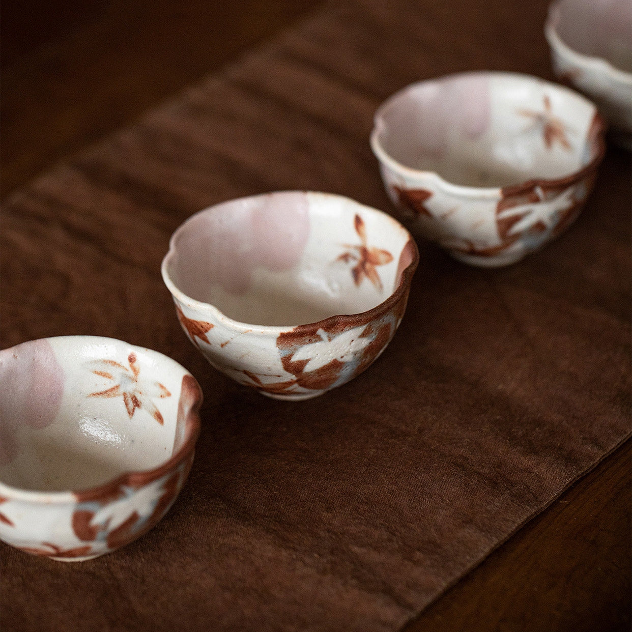 Ensemble de cinq bols Kobachi en céramique fait à la main Momiji de Shino Ware