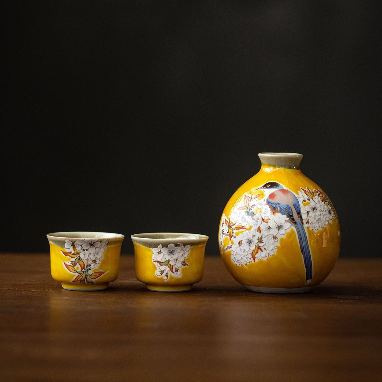 Kutaniyaki Yellow Sparrow Sake Set