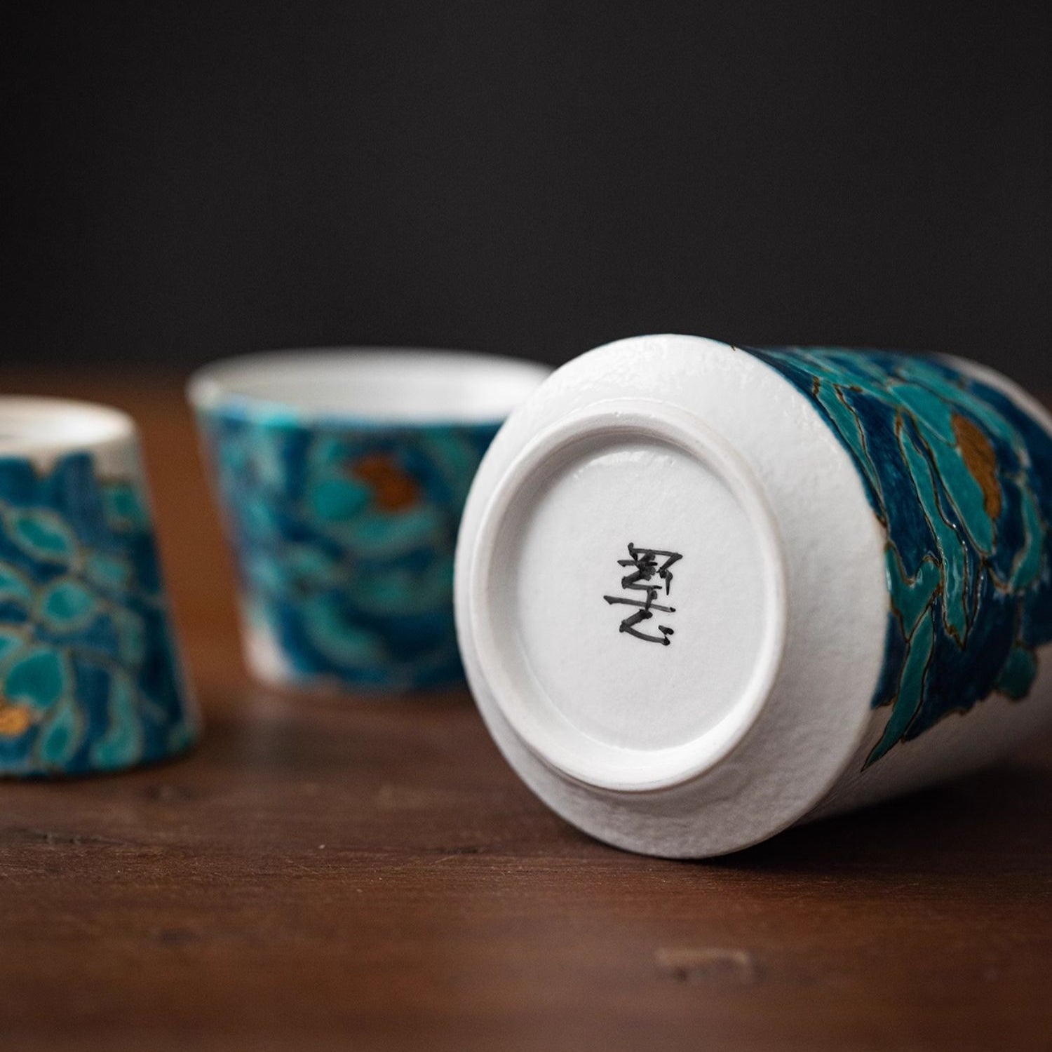 Kutaniyaki Gold Foil Blue Peony Sake Set