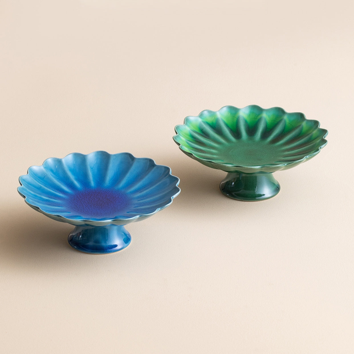 Hatsuichi Mino Ware Kiku Footed Plate Collection