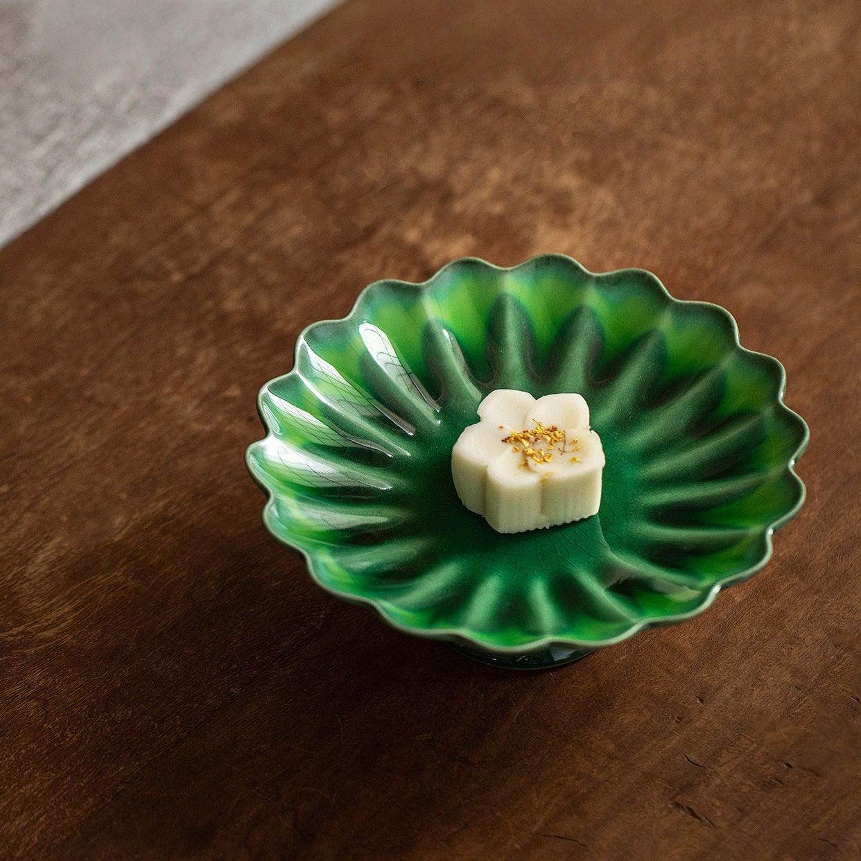 Hatsuichi Mino Ware Kiku Footed Plate Collection