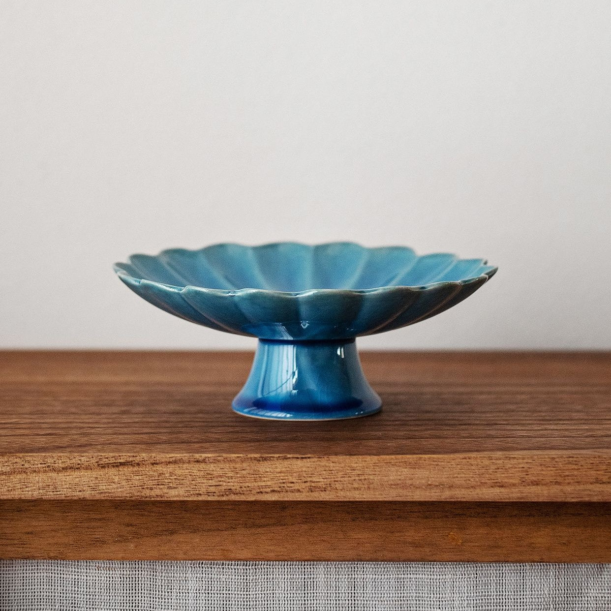 Hatsuichi Mino Ware Kiku Footed Plate Collection