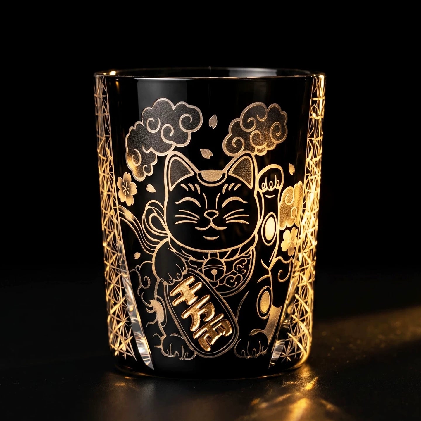 Verre à whisky Kuro Kin Maneki Neko en Edo Kiriko avec boîte en bois